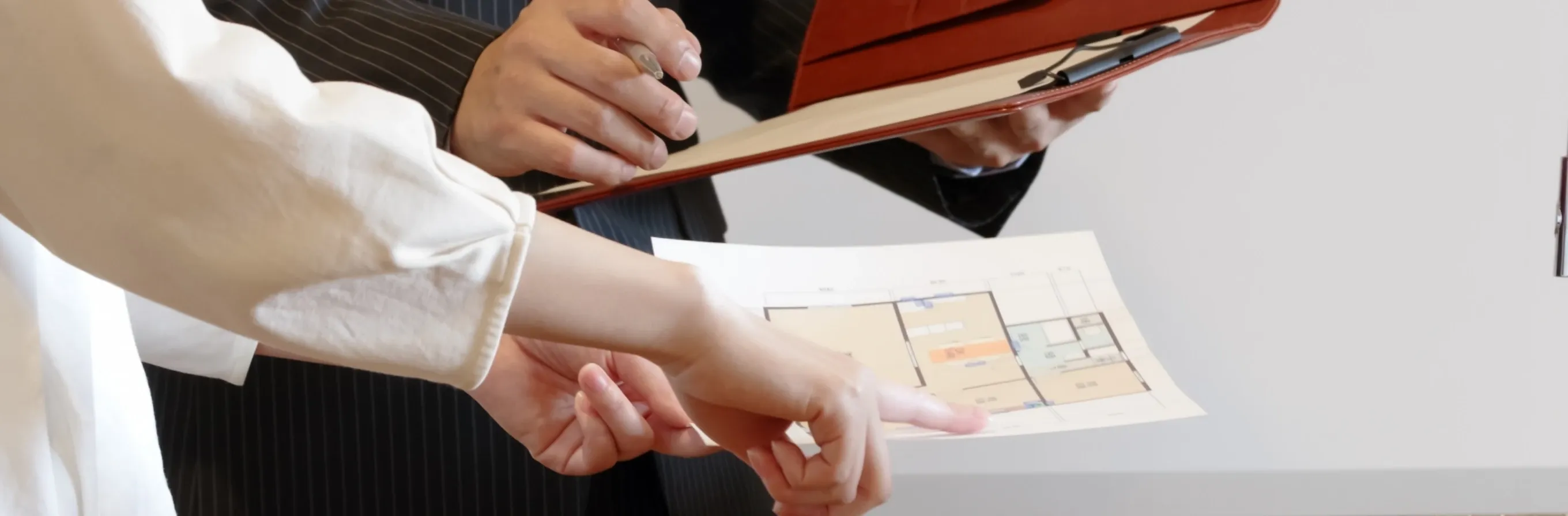 設計図を見ている二人の写真