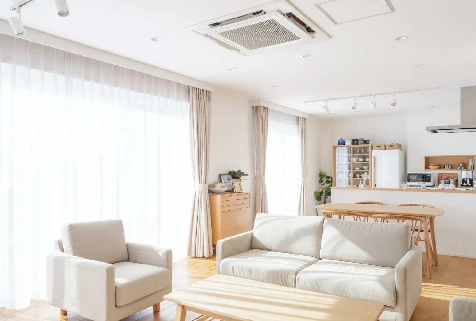 ソファーが置いてある明るい部屋