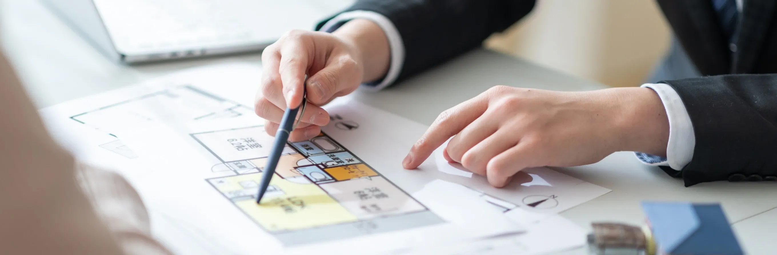 設計図を見ている二人の写真